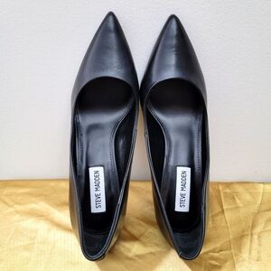 Steve Madden Classic "DAISIE" Black Pump